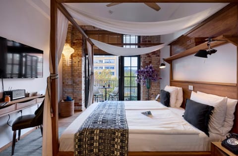 Bed, TV and multimedia, Photo of the whole room, Bedroom