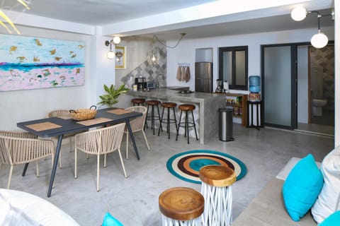 Kitchen or kitchenette, Living room, Seating area, Dining area