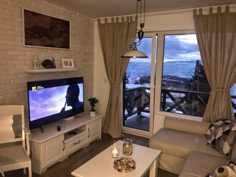 Communal lounge/ TV room, TV and multimedia, Living room, Seating area, Evening entertainment