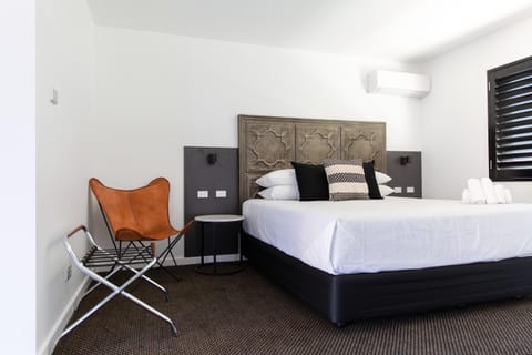 Bed, Dining area