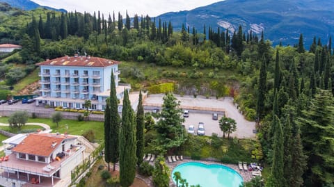 Property building, Natural landscape, Bird's eye view, Garden, Garden view, Pool view, Swimming pool, sunbed