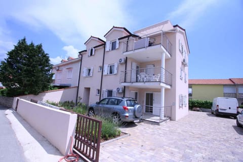 Property building, Summer, Parking