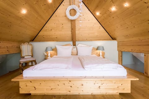 Photo of the whole room, Decorative detail