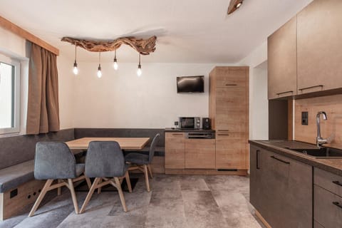 Kitchen or kitchenette, Seating area, Dining area