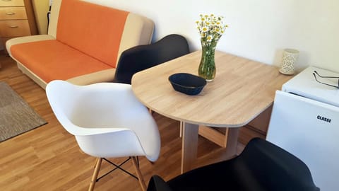 Seating area, Dining area