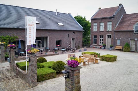 Property building, Patio, Facade/entrance, Garden, Balcony/Terrace, Garden view