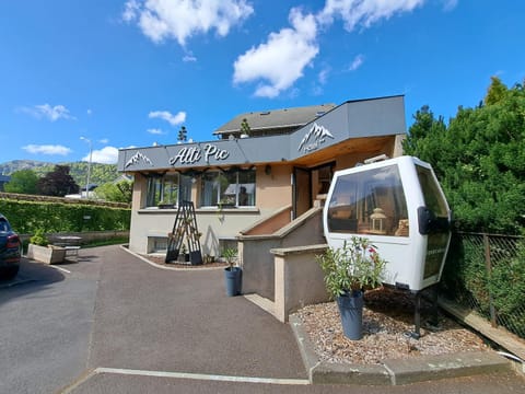 Property building, Facade/entrance