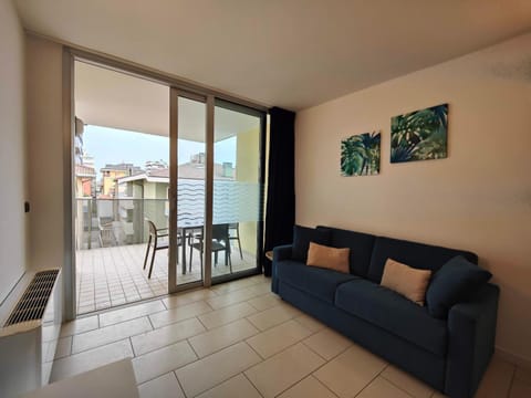 Coffee/tea facilities, Balcony/Terrace, Living room, Seating area, air conditioner