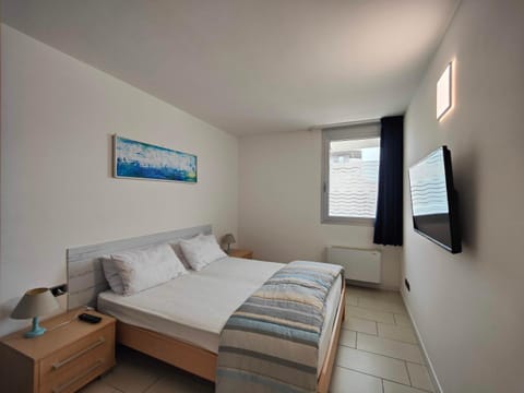 TV and multimedia, Photo of the whole room, Decorative detail, Bedroom, internet, locker, locker, safe, wedding, air conditioner