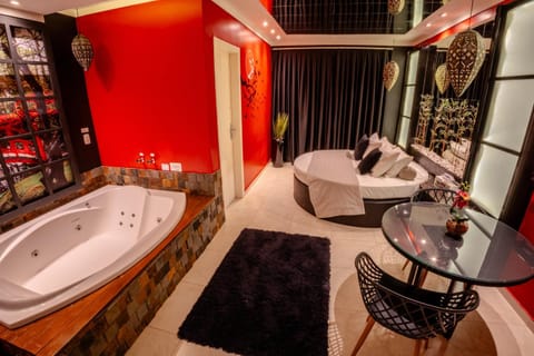 Hot Tub, Bathroom, Living room, Meals
