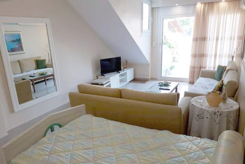 Bed, TV and multimedia, Living room, Seating area