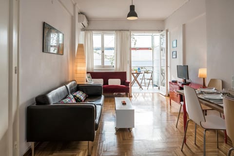 Photo of the whole room, Seating area