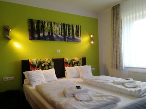Bed, Photo of the whole room, Garden view