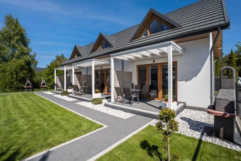 Property building, Patio, Day, Garden, Garden view