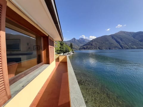 Property building, Day, Natural landscape, Balcony/Terrace, Lake view, Mountain view