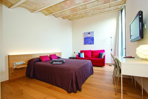 Bed, TV and multimedia, Photo of the whole room, Decorative detail, Bedroom, On site