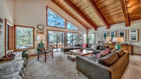 Your Roomy Northstar Retreat Awaits House in Sierra Nevada