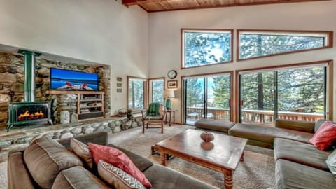 Your Roomy Northstar Retreat Awaits House in Sierra Nevada