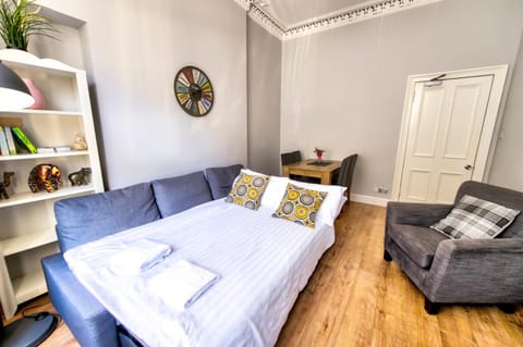 Edinburgh City Central Modern Apartment Sleeps 6 Apartment in Edinburgh