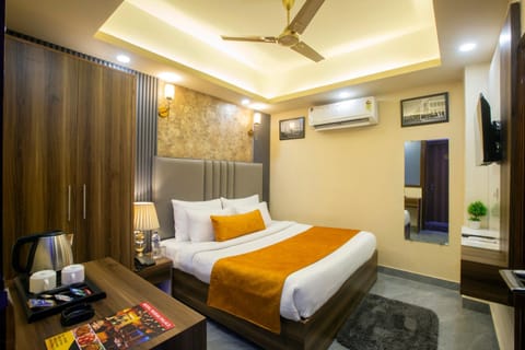Communal lounge/ TV room, Bed, TV and multimedia, Living room, Photo of the whole room, Seating area, Evening entertainment, Bedroom, fireplace, towels, air conditioner