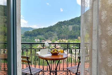 Balcony/Terrace, Mountain view