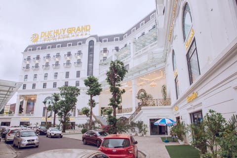 Property building, Day, City view, Parking