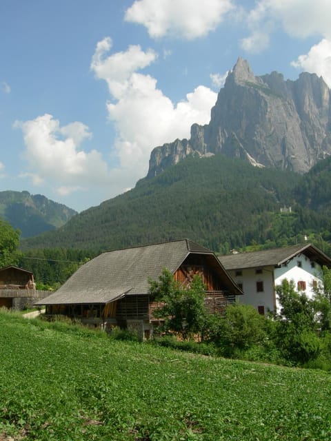 Property building, Facade/entrance, Day, Neighbourhood, Natural landscape, Summer, Garden, Hiking, Area and facilities