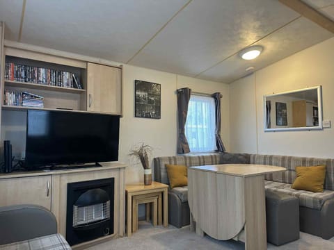 3 bedroom 8 berth Standard Basic caravans with Hot Tub,Mountain Bikes House in Tattershall
