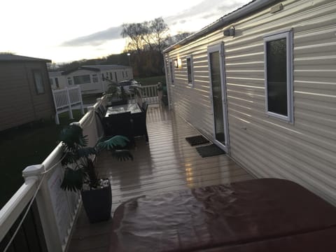 3 bedroom 8 berth Standard Basic caravans with Hot Tub,Mountain Bikes House in Tattershall