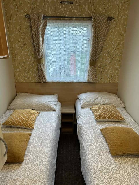 3 bedroom 8 berth Standard Basic caravans with Hot Tub,Mountain Bikes House in Tattershall
