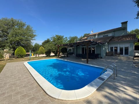 Property building, Garden, Garden view, Pool view, Swimming pool, sunbed