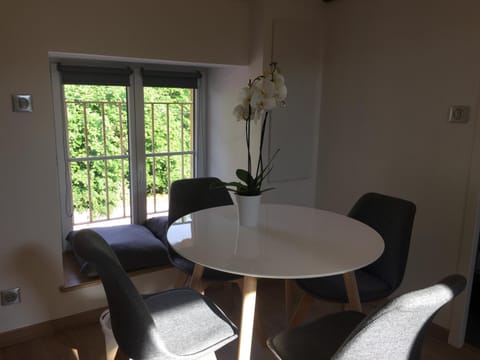 Seating area, Dining area