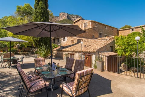Property building, Patio, Garden, Balcony/Terrace