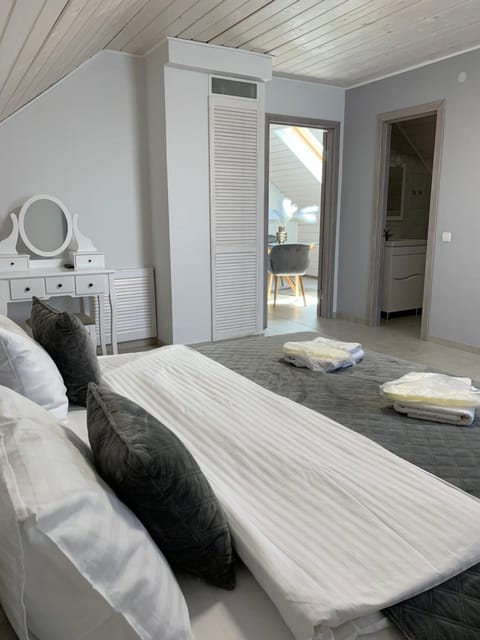 Bedroom, towels