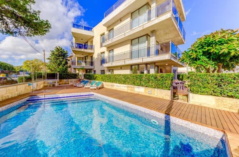 Property building, Swimming pool, sunbed