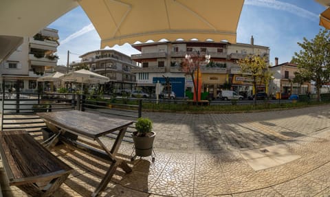 Nearby landmark, Restaurant/places to eat, Neighbourhood, Street view, Shopping Area, Entertainment