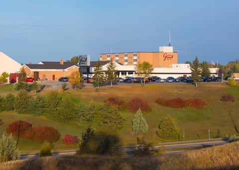 Property building, Day, Natural landscape, Location