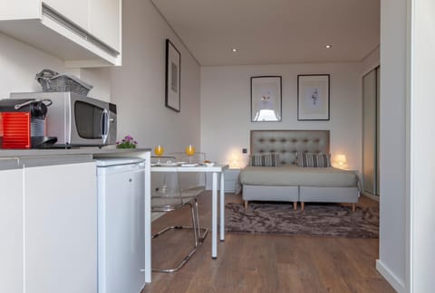 TV and multimedia, Kitchen or kitchenette, Living room, Seating area, Dining area