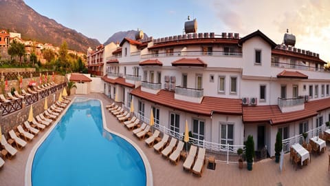 Property building, Garden, Swimming pool
