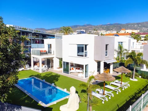 Property building, Patio, Garden, Garden view, Pool view, Swimming pool, sunbed
