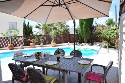 Dining area, Swimming pool, Swimming pool