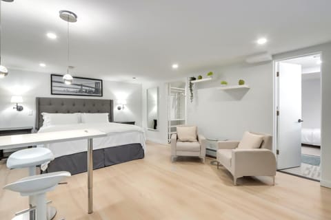 Classic King Size Guest Suite Apartment in Burnaby