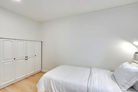 Classic King Size Guest Suite Apartment in Burnaby