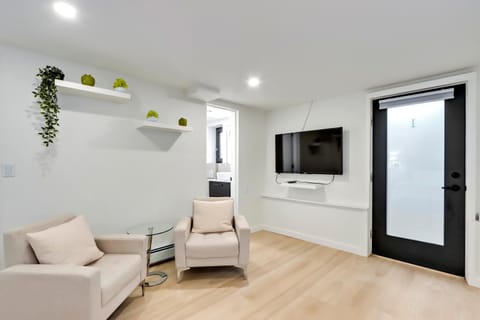 Classic King Size Guest Suite Apartment in Burnaby