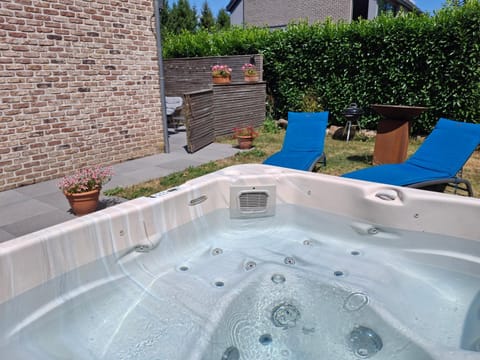 Hot Tub, Hot Tub, sunbed