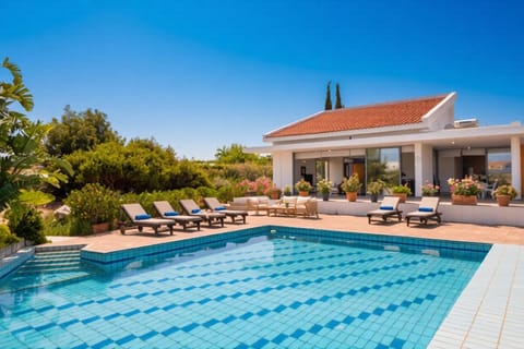 Property building, Day, Swimming pool, sunbed