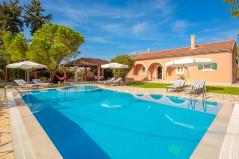 Property building, Patio, Day, Pool view, Swimming pool, sunbed