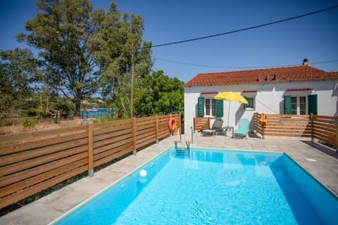 Property building, Day, Pool view, Swimming pool, sunbed