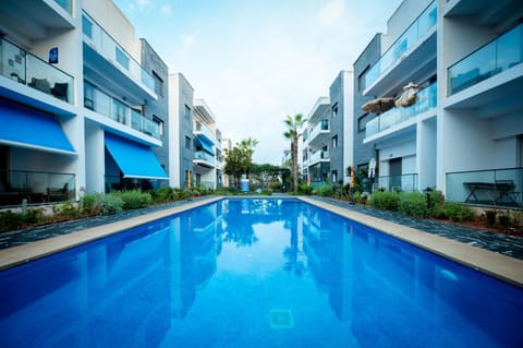 Property building, Day, Pool view, Swimming pool, Swimming pool, sunbed