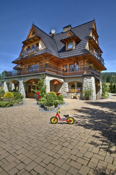 Property building, Facade/entrance, Day, View (from property/room), Cycling, Garden view, Area and facilities, Area and facilities
